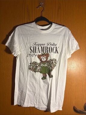 Gildan White Kappa Delta Shamrock 2024 Cheer Bear Tee
